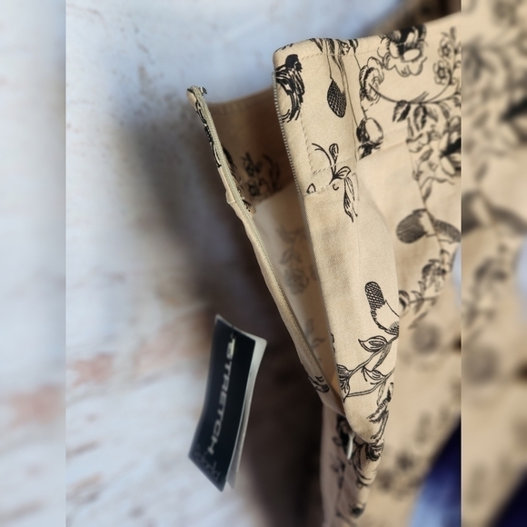 Rafaella Black and Tan Floral Capris - Picture 5 of 5